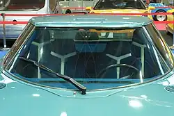 Vue de face montrant la disposition en quinconce des sièges