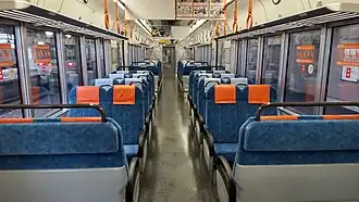 Intérieur d'une voiture (sièges transversaux).