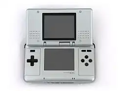 Nintendo DS ouverte et vue de dessus.