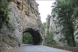 D 117 longeant les gorges de l'Aude en amont de Quillan.