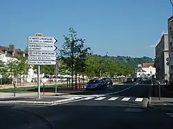 La D 906B et le cours Arloing rénové en arrière-plan