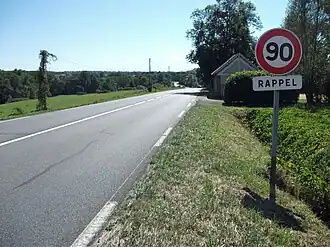 Ancienne limitation (2015) à 90&nbsp;km/h sur une route bidirectionnel·le, en bordure de zone bâtie, Bost, Allier ; n'est plus en vigueur depuis 2018.