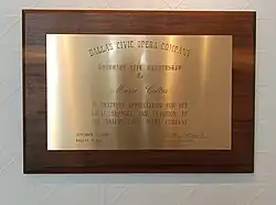 Plaque commémorant l'attribution du titre de membre à vie du  Dallas Civic Opera (maintenant connu sous le nom de Opéra de Dallas) à Callas. Daté du 12 septembre 1968.