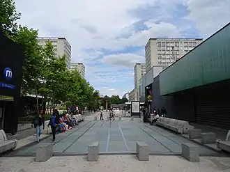 Le puits lumineux de la station J.F. Kennedy vu depuis la rue.