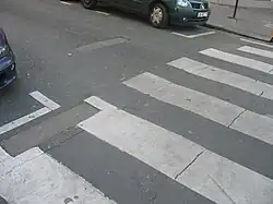 Dalles destinées à accueillir les pieds de l'échafaud de la guillotine devant l'ancienne prison de la Roquette.