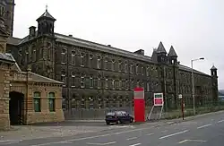 Vaste bâtiment industriel de trois étages en brique