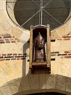 Statue du saint, sur la façade de l'église