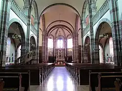 Vue intérieure de la nefvers le chœur.