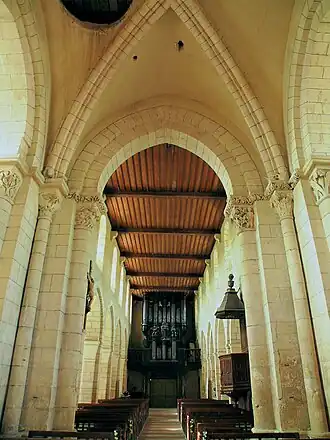 La nef, la chaire et l'orgue vus du chœur.