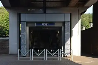 Entrée de la station sous le viaduc (2019).