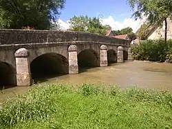 Pont en pierre.