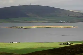 Damsay vue depuis Ward of Redland avec Wideford Hill (dernier plan) sur Mainland.