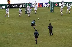 Dan Parks, sous les couleurs des Glasgow Warriors, transformant un essai en 2008