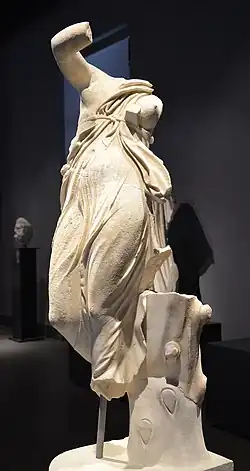 Jeune fille dansante,