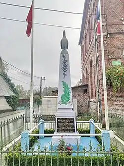Le monument aux morts 14-18 et 39-45, surmonté du coq gaulois.