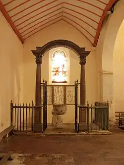 Retable et fonts baptismaux du bas-côté sud.