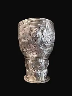 Gobelet à décor de motifs floraux repoussés.