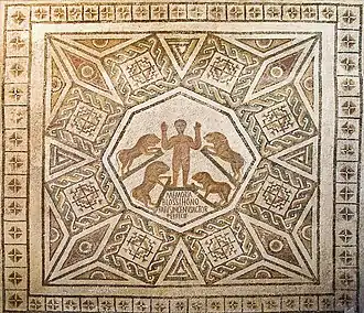 Mosaïque représentant au milieu de motifs géométriques un personnage les bras levés avec quatre lions autour de lui