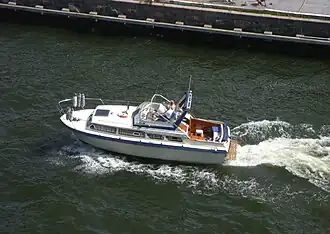 Bateau de plaisance dans le canal Danvik, 2011
