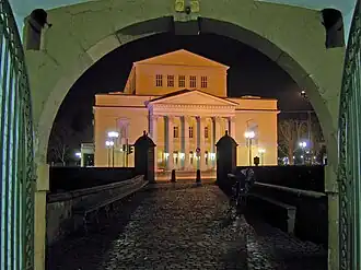 Cour du château et ancien théâtre illuminé.