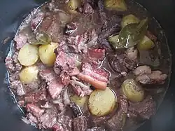 Cuisson à l'étouffée mijotée braisée au coin du feu, dans sa marinade.