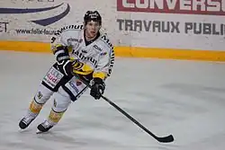 photographie du joueur avec un maillot blanc de hockey