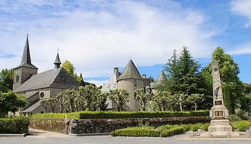 L'église, le château et le monument.