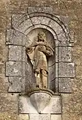 Statue de Saint-Georges, dans une niche au-dessus du portail de l'église.