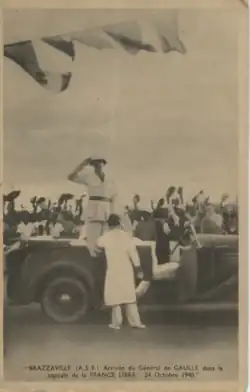 Photo de Charles de Gaulle, saluant avant de descendre de voiture