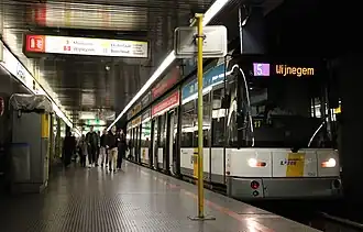 21 juin 2016 Motrice Hermelijn (nl) (série 7232-7271) de De Lijn sur la ligne 5 vers Wijnegem à la station de prémétro Opera.