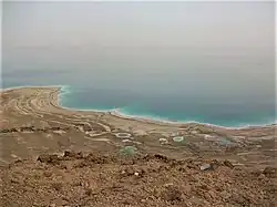 Dolines formées le long du rivage asséché (2011).