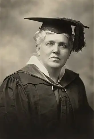 Portrait d'une coiffe et une robe qui symbolisent sans doute la qualité d'avocate, air de grand sérieux.