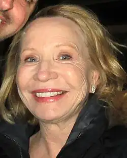 Debra Jo Rupp interprète Sharon.