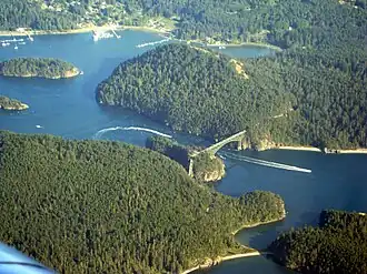 Le pont de :Deception Pass&nbsp;(en) dont l'île Ben Ure (en haut à gauche)