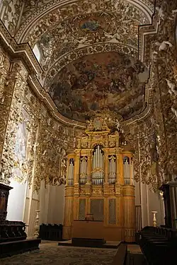 L'orgue à tuyaux au centre de l'abside
