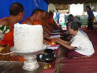 Au premier plan, un phan (en), un plateau artistiquement décoré