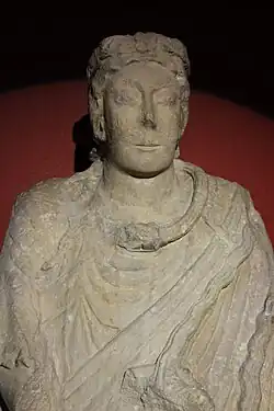 Partie supérieure d'une statue de pierre