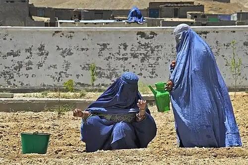 Femmes afghanes en burqa, considéré comme voile intégral.