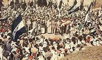Foule de syriens célébrant l'indépendance de la Syrie en brûlant des livres français, le 17 avril 1946.