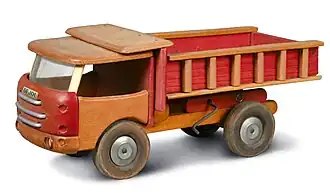 Camion avec benne basculante, fabriqué dans les années 1960.