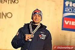 Portait en buste de Lamy-Chappuis portant une veste et un bonnet bleu, une médaille d'or autour du cou.