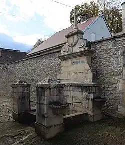 La fontaine du bourg.