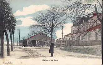 La cour aux marchandises, au début du XXe&nbsp;siècle. Au premier plan, la voie du tramway de Melun à Barbizon.