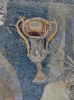 Vase en verre hellénistique (en) de la mosaïque de Dionysos chevauchant un tigre