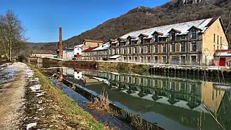 L'ancienne papeterie au bord du Doubs.