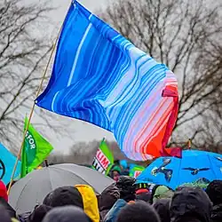 Drapeau lors d'une manifestation contre l'extension des mines de charbon à Lützerath, Allemagne, 14 janvier 2023.