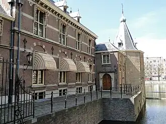 Exterieur depuis l'entrée de la Binnenhof.