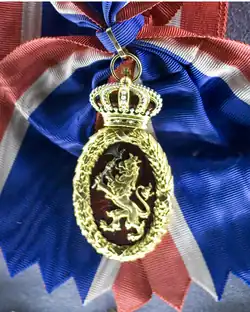 Écharpe et bijoux de l'ordre du Lion norvégien.