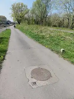 Le puits no&nbsp;2 dans son environnement.