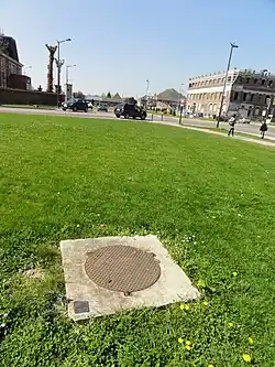 Le puits dans son environnement, en 2011.